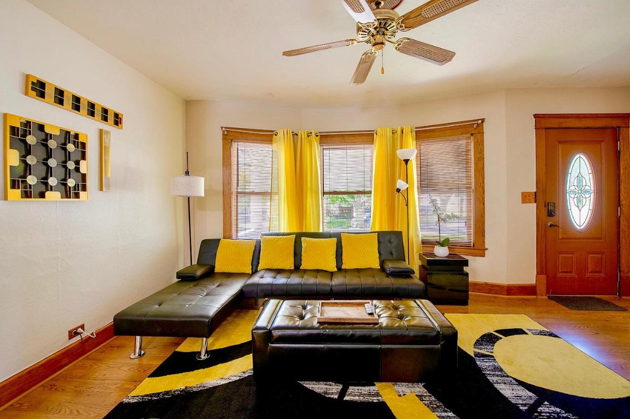 The Amber Retreat - Brooklyn Centre Comfort - Charming Space For Families, Couples & Business Travelers Near Downtown - With 300Mb Wifi, Parking & Self Check-In Cleveland Luaran gambar