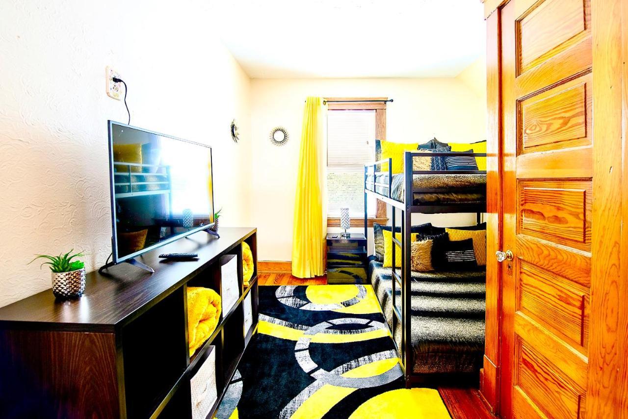 The Amber Retreat - Brooklyn Centre Comfort - Charming Space For Families, Couples & Business Travelers Near Downtown - With 300Mb Wifi, Parking & Self Check-In Cleveland Luaran gambar