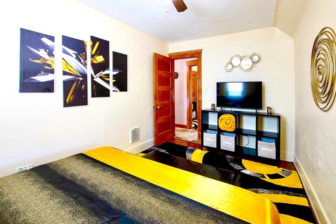 The Amber Retreat - Brooklyn Centre Comfort - Charming Space For Families, Couples & Business Travelers Near Downtown - With 300Mb Wifi, Parking & Self Check-In Cleveland Luaran gambar