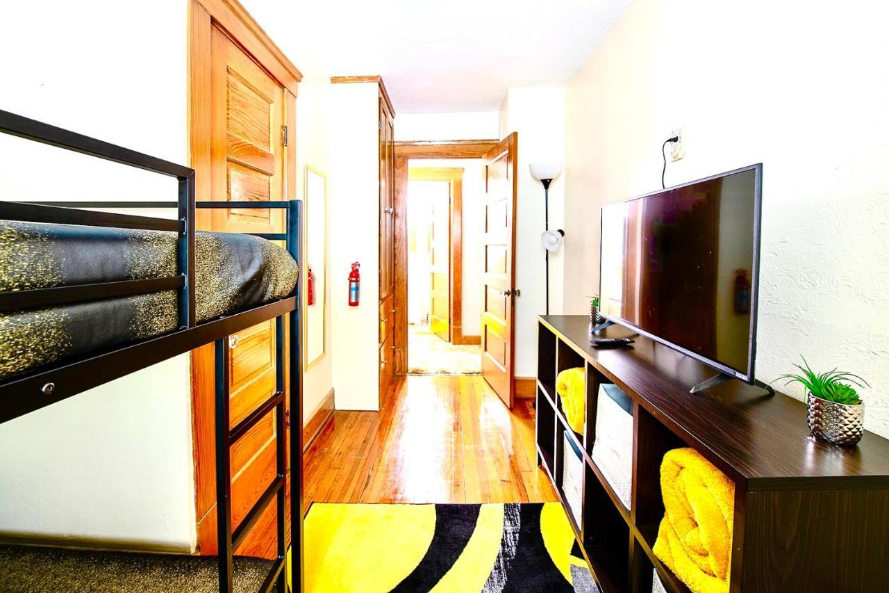 The Amber Retreat - Brooklyn Centre Comfort - Charming Space For Families, Couples & Business Travelers Near Downtown - With 300Mb Wifi, Parking & Self Check-In Cleveland Luaran gambar