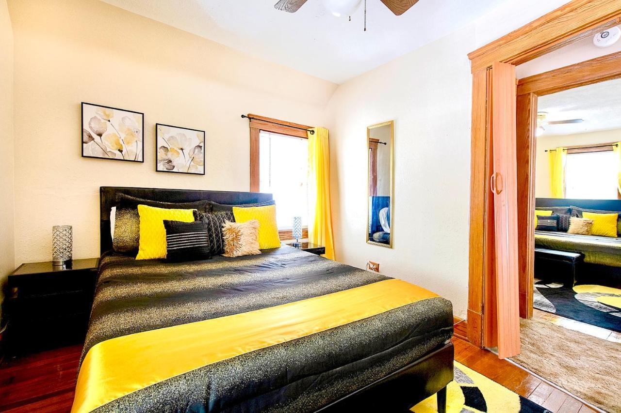 The Amber Retreat - Brooklyn Centre Comfort - Charming Space For Families, Couples & Business Travelers Near Downtown - With 300Mb Wifi, Parking & Self Check-In Cleveland Luaran gambar